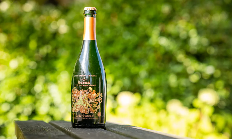 Lindemans 200 jaar jubileumblend fles buiten op een bankje